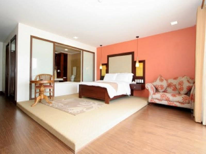Coron Gateway Hotel & Suites Extérieur photo